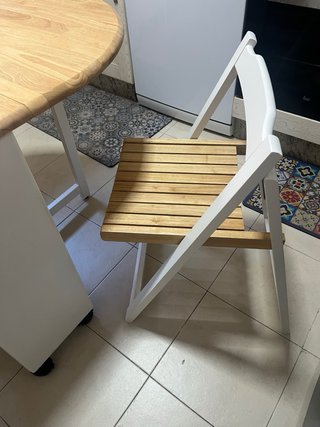 Mesa abatible con 4 sillas