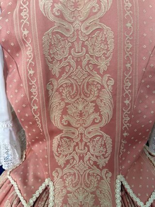 Traje huertana rosa/salmón