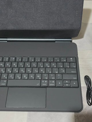 Custodia magnetica con tastiera per iPad Pro 12.9 e iPad Air 13