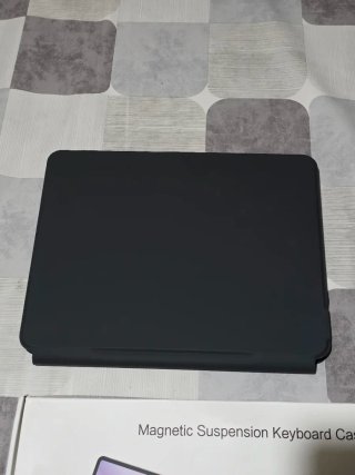 Custodia magnetica con tastiera per iPad Pro 12.9 e iPad Air 13
