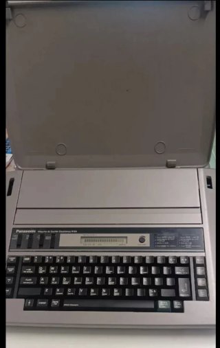 Máquina de Escribir Electrónica Panasonic R194