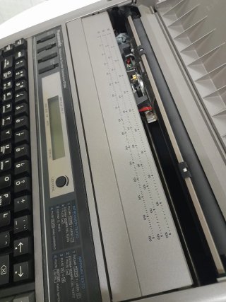 Máquina de Escribir Electrónica Panasonic R194