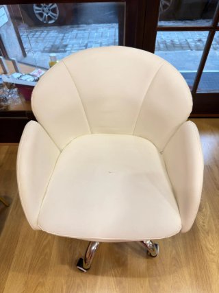Silla de oficina moderna blanca y plateada