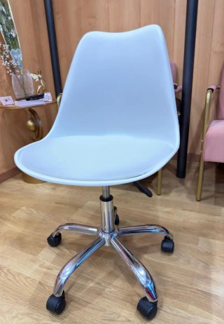 Silla de oficina moderna blanca y plateada
