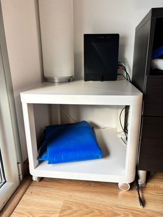 Mesita auxiliar IKEA TINGBY blanca con ruedas