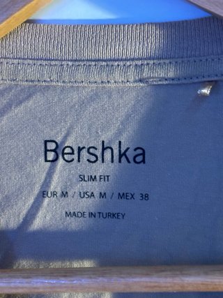 Camiseta Bershka beige con detalles