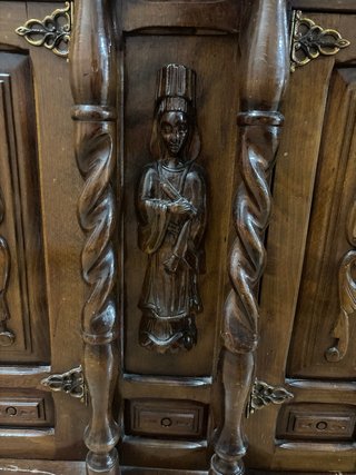 Mueble antiguo de madera tallada