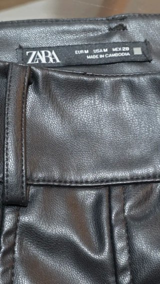 Falda Zara efecto piel negra Talla M