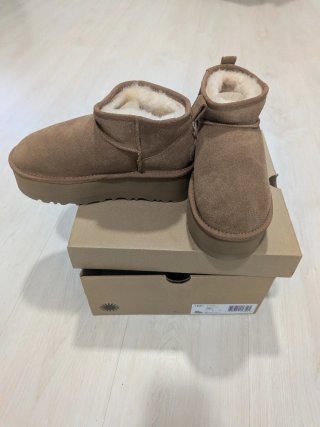 Botas UGG plataforma beige talla 37