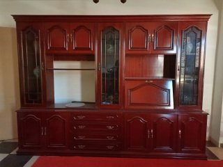 Mueble de salón de madera y cristal