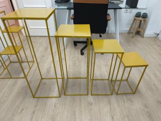 Set di 4 tavolini ausiliari dorati in metallo