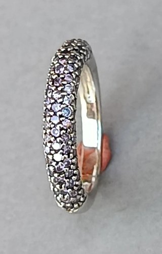 Sortija plata con circonitas moradas