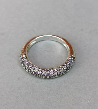 Sortija plata con circonitas moradas