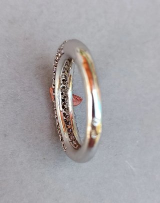 Sortija plata con circonitas moradas