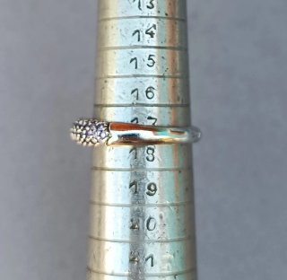 Sortija plata con circonitas moradas