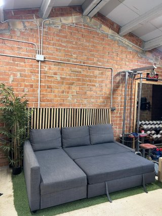 SOFÁ CHAISELONGUE CAMA IKEA FRIHETEN + MESA