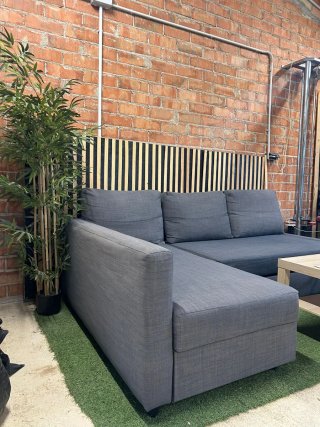 SOFÁ CHAISELONGUE CAMA IKEA FRIHETEN + MESA