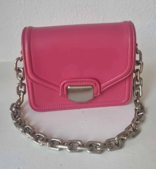 Bolso bandolera rosa con cadena plateada