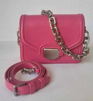 Bolso bandolera rosa con cadena plateada