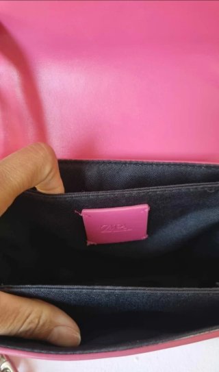 Bolso bandolera rosa con cadena plateada