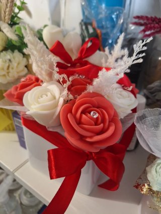 Regalo profumato fiori rosa e viola in cera di soi