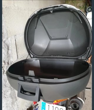 Baúl moto negro y gris
