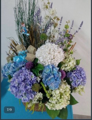 Cesta de flores decorativa