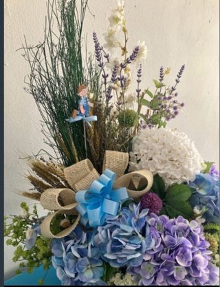 Cesta de flores decorativa