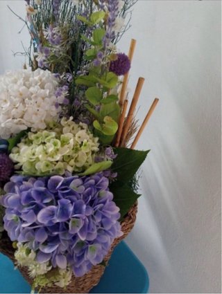 Cesta de flores decorativa