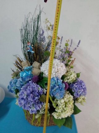 Cesta de flores decorativa