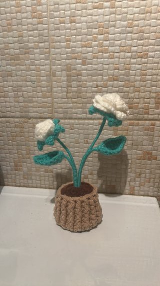Maceta con Rosas Tejidas a Mano
