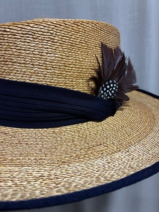 Sombrero Safari Camel Azul, Pluma, Roberto Garrudo