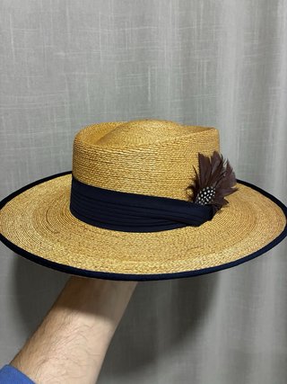 Sombrero Safari Camel Azul, Pluma, Roberto Garrudo
