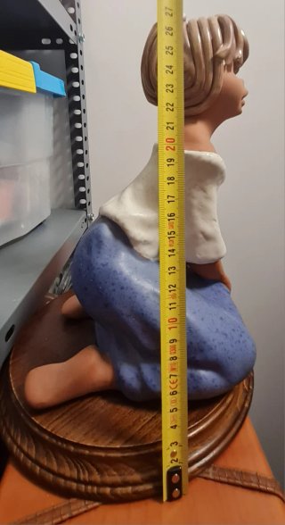 Niña de cerámica sentada con flores
