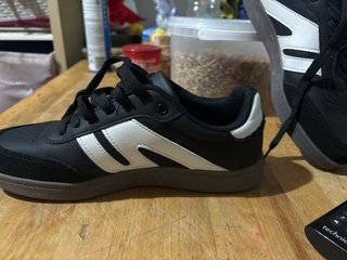 Zapatillas deportivas negras y blancas