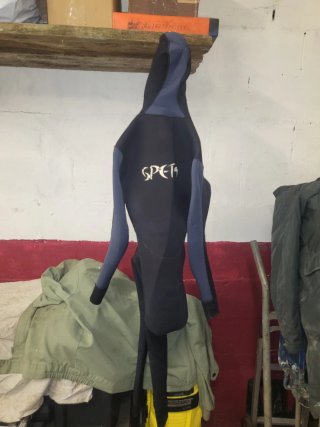 Traje neopreno 5mm talla 4 con capucha