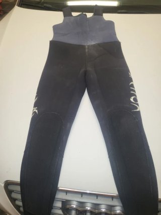 Traje neopreno 5mm talla 4 con capucha