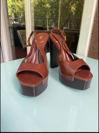 Sandalias tacón piel marrón Zara