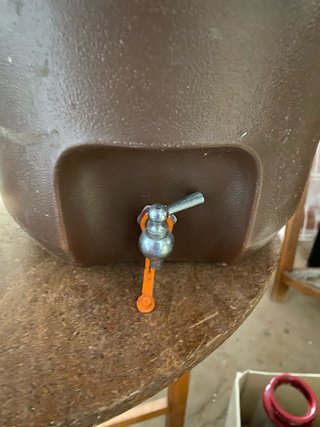 Termo portátil laranja e castanho