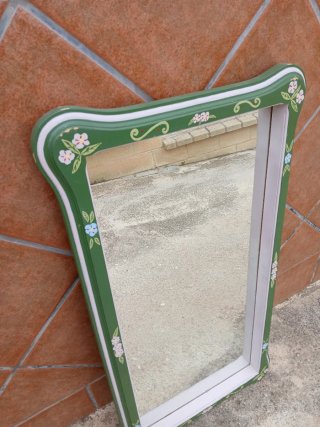 Espejo decorado a mano en tonos verde y malva