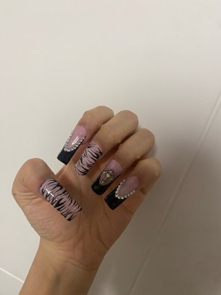 Manicurista uñas acrílicas y semipermanentes