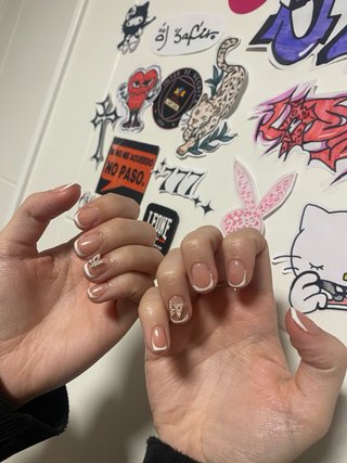 Manicurista uñas acrílicas y semipermanentes