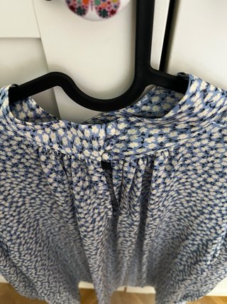 Blusa estampada azul y blanca