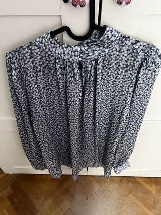 Blusa estampada azul y blanca