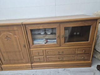 Aparador clásico de madera con vitrina