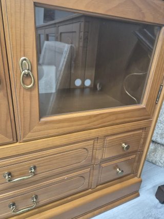 Aparador clásico de madera con vitrina