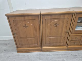 Aparador clásico de madera con vitrina