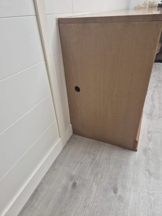 Aparador clásico de madera con vitrina