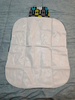 Pañalera y cambiador con diseño de guitarras
