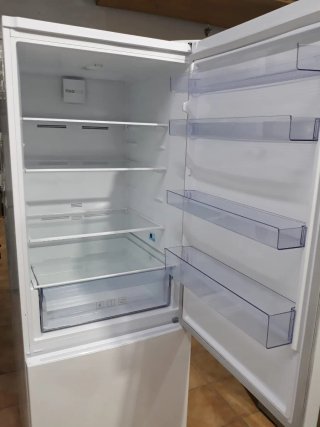 Nevera marca BEKO altura 1:89 cm ancho 70cm.